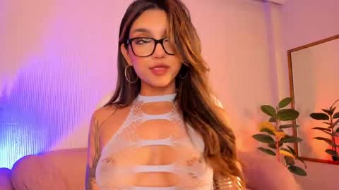 Snapshot of sky_rosee chatting on December 4, 8:40 pm Sky online show from December 4, 8:40 pm
