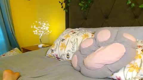 Snapshot of skybella_ chatting on April 22, 12:50 pm Skylar online show from April 22, 12:50 pm