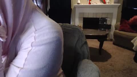 Snapshot of skyblu1 chatting on April 9, 10:26 pm SKYLE online show from April 9, 10:26 pm