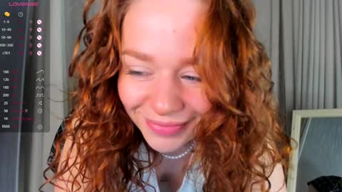 Snapshot of skye_shy chatting on December 5, 1:38 pm Skye online show from December 5, 1:38 pm