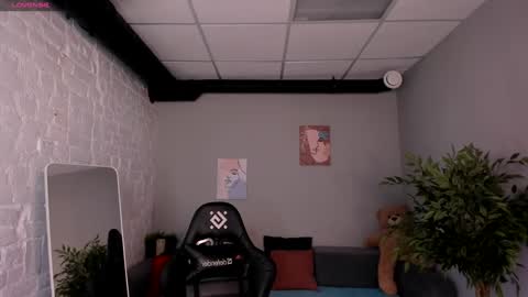 Snapshot of skye_shy chatting on January 11, 2:15 pm Skye online show from January 11, 2:15 pm