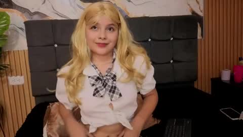 skylar_vox12 online show from May 19, 8:15 pm