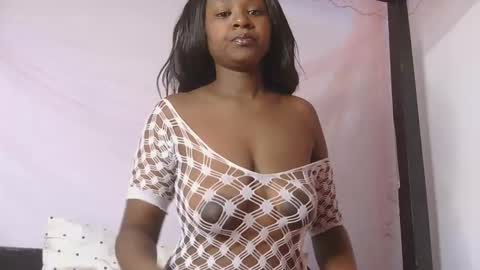 Snapshot of skyy_brown chatting on January 26, 10:35 pm Bella online show from January 26, 10:35 pm
