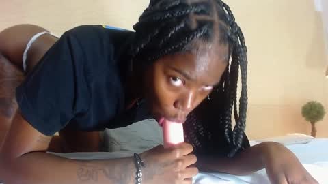 Snapshot of slim_chocobar18 chatting on December 12, 10:42 pm slim_chocobar18 online show from December 12, 10:42 pm