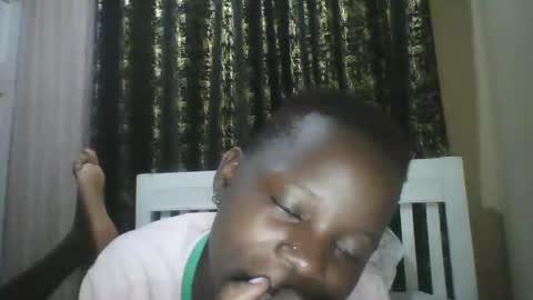 Snapshot of slim_petite_ebony chatting on December 26, 12:57 am slim_petite_ebony online show from December 26, 12:57 am