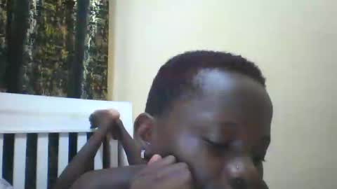 Snapshot of slim_petite_ebony chatting on January 12, 1:00 am slim_petite_ebony online show from January 12, 1:00 am