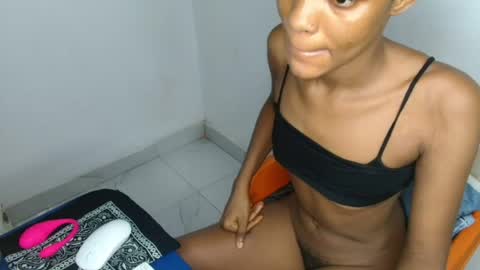 Snapshot of slim_wetpussyy chatting on July 12, 7:10 am Bella online show from July 12, 7:10 am