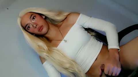 Snapshot of slimgirl_patricia chatting on April 15, 7:58 pm Pat online show from April 15, 7:58 pm