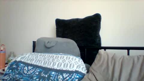 Snapshot of slimthic28 chatting on February 16, 1:40 pm slimthic28 online show from February 16, 1:40 pm