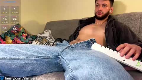 Snapshot of slimvers chatting on December 17, 4:51 am Art online show from December 17, 4:51 am