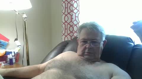 Snapshot of slippery_duck chatting on January 6, 4:34 pm slippery_duck online show from January 6, 4:34 pm