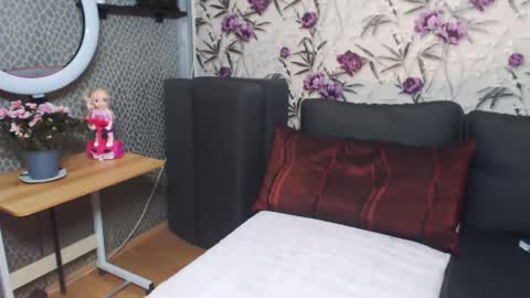 slutihmami online show from March 24, 6:24 pm