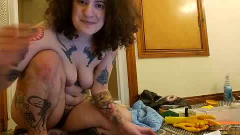 SluttySuzie17 online show from May 4, 9:11 pm