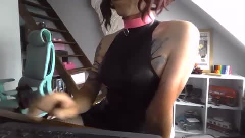 Snapshot of sluttytoy83 chatting on June 3, 4:01 pm sluttytoy83 online show from June 3, 4:01 pm