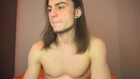 Snapshot of sly_gus chatting on February 19, 3:27 pm Gus online show from February 19, 3:27 pm