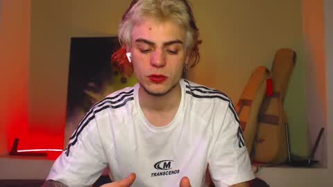 Snapshot of sly_gus chatting on September 11, 10:48 am Gus online show from September 11, 10:48 am