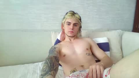 Snapshot of sly_gus chatting on September 30, 5:34 am Gus online show from September 30, 5:34 am