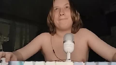 Snapshot of small2007 chatting on February 18, 11:33 pm small2007 online show from February 18, 11:33 pm