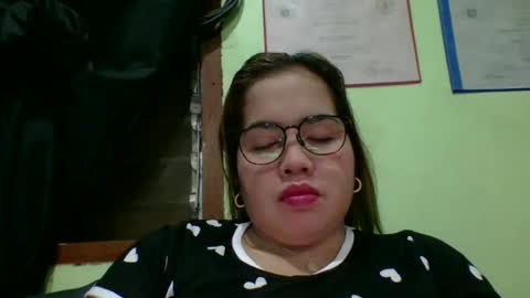 Snapshot of small_boobs59 chatting on April 6, 11:33 am Lovewella online show from April 6, 11:33 am