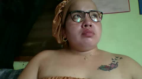 Snapshot of small_boobs59 chatting on April 29, 5:00 am Lovewella online show from April 29, 5:00 am