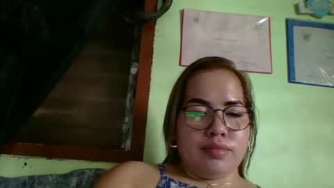 Snapshot of small_boobs59 chatting on May 1, 3:44 am Lovewella online show from May 1, 3:44 am