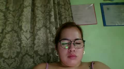 Snapshot of small_boobs59 chatting on May 18, 4:51 am Lovewella online show from May 18, 4:51 am