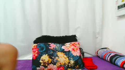 Snapshot of smallboobsxx chatting on October 13, 5:18 am smallboobsxx online show from October 13, 5:18 am