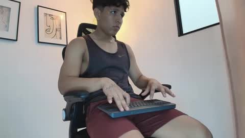 smallguy_19 online show from September 11, 6:52 pm