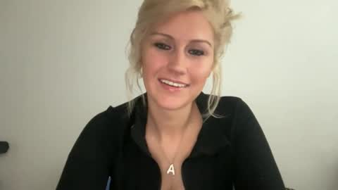 Snapshot of smexxii93 chatting on February 13, 5:20 pm smexxii93 online show from February 13, 5:20 pm