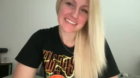 Snapshot of smexxii93 chatting on March 4, 4:35 pm smexxii93 online show from March 4, 4:35 pm