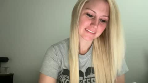 Snapshot of smexxii93 chatting on March 5, 4:03 pm smexxii93 online show from March 5, 4:03 pm