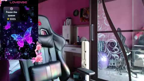 Snapshot of smile_cute_fox chatting on April 6, 4:46 am smile_cute_fox online show from April 6, 4:46 am