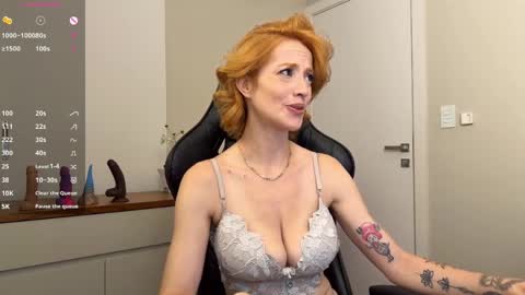 Snapshot of smilee_girl chatting on March 29, 6:52 pm Emily Burns online show from March 29, 6:52 pm