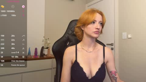 Snapshot of smilee_girl chatting on April 2, 6:38 pm Emily Burns online show from April 2, 6:38 pm