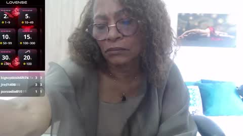 Snapshot of smilet_milf chatting on December 15, 3:53 pm Smileth online show from December 15, 3:53 pm