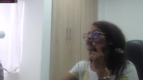 Snapshot of smilet_milf chatting on January 28, 11:28 am Smileth online show from January 28, 11:28 am