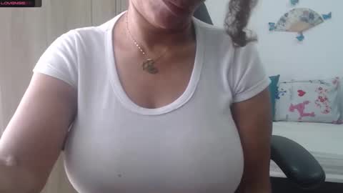 Snapshot of smilet_milf chatting on January 31, 6:14 pm Smileth online show from January 31, 6:14 pm
