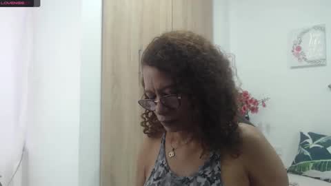 Snapshot of smilet_milf chatting on February 14, 11:42 am Smileth online show from February 14, 11:42 am