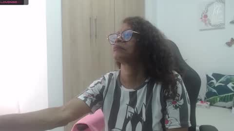 Snapshot of smilet_milf chatting on February 18, 11:44 am Smileth online show from February 18, 11:44 am