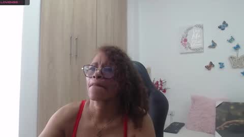 Snapshot of smilet_milf chatting on February 19, 4:00 pm Smileth online show from February 19, 4:00 pm