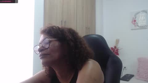 Snapshot of smilet_milf chatting on February 21, 6:04 pm Smileth online show from February 21, 6:04 pm
