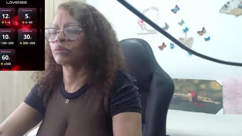 Snapshot of smilet_milf chatting on February 23, 12:27 pm Smileth online show from February 23, 12:27 pm