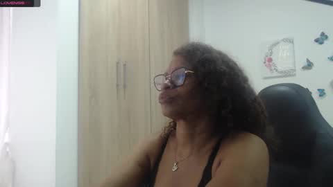 Snapshot of smilet_milf chatting on February 27, 12:02 pm Smileth online show from February 27, 12:02 pm