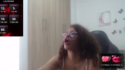 Snapshot of smilet_milf chatting on February 28, 3:37 pm Smileth online show from February 28, 3:37 pm
