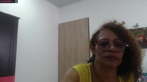 Snapshot of smilet_milf chatting on March 12, 4:13 pm Smileth online show from March 12, 4:13 pm