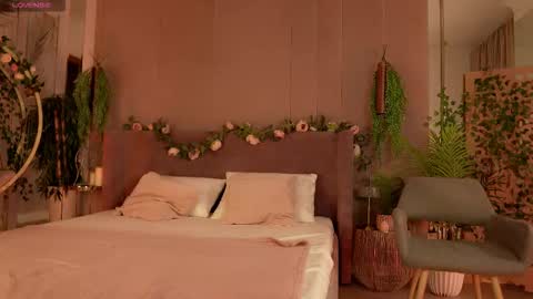 Mia online show from October 16, 5:19 am