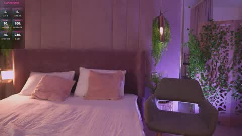 Mia online show from November 24, 5:18 am