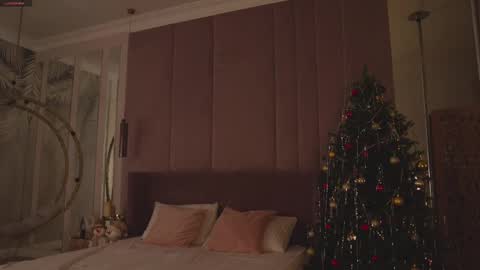 Mia online show from December 1, 5:01 am