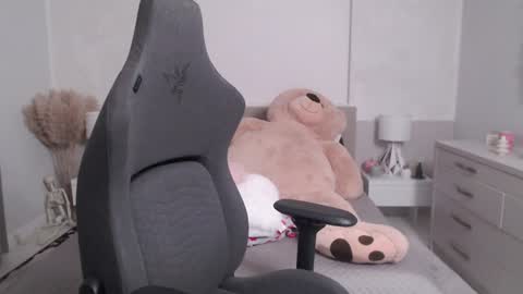 Snapshot of smileyouarehere chatting on December 2, 12:30 am S online show from December 2, 12:30 am