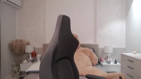 Snapshot of smileyouarehere chatting on December 19, 7:07 am S online show from December 19, 7:07 am